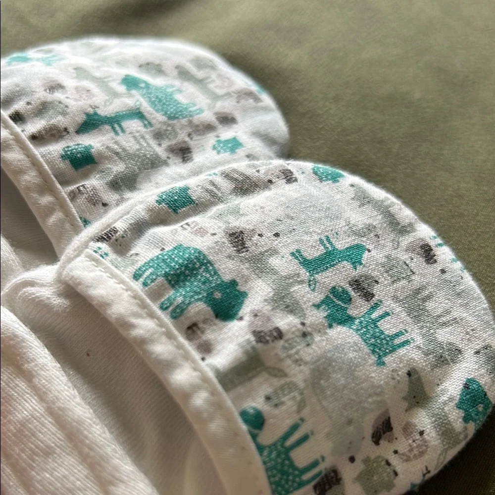 {GOUMI} never worn 3-6mo baby mits
